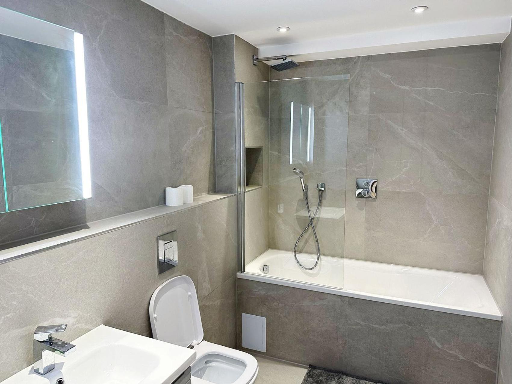 Luxury Modern Flat Near Center Lägenhet London Exteriör bild