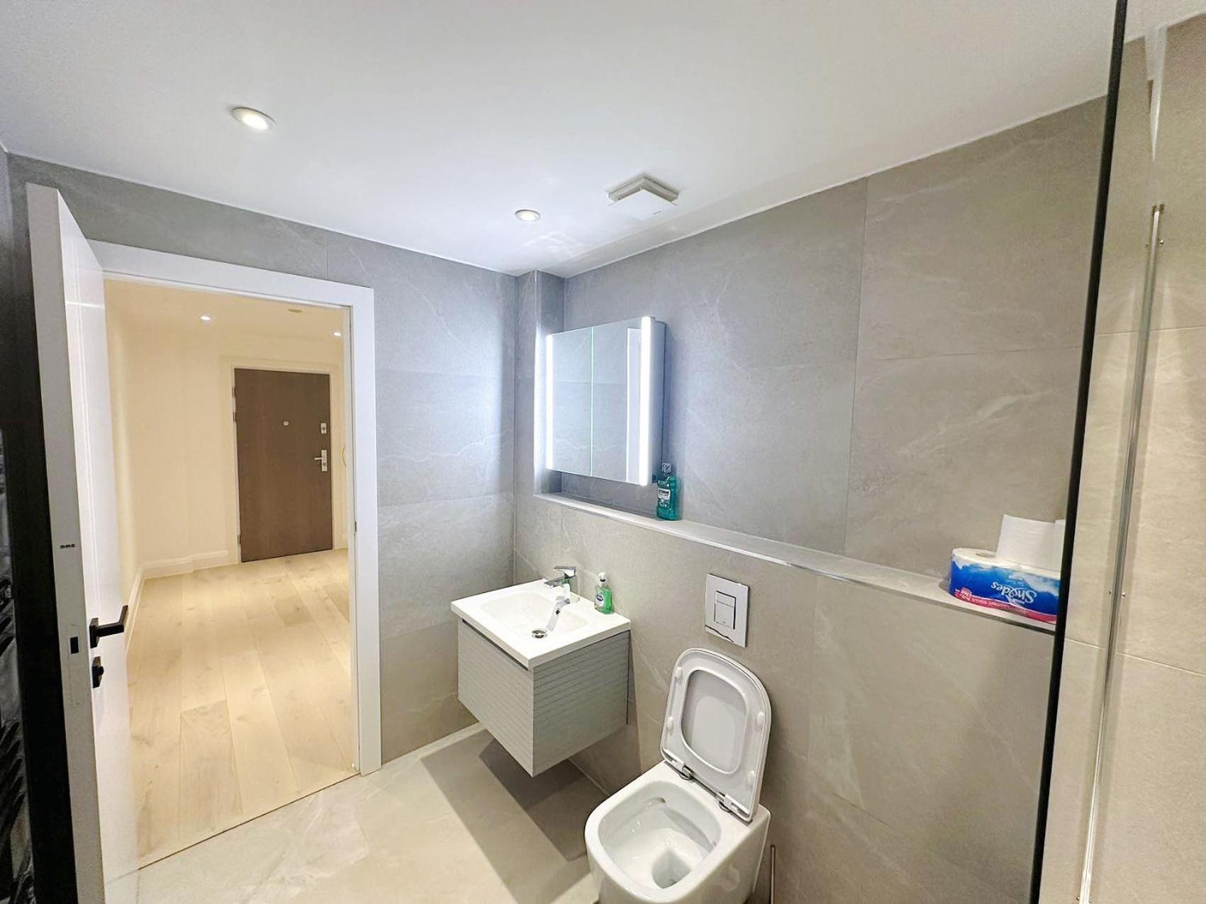 Luxury Modern Flat Near Center Lägenhet London Exteriör bild